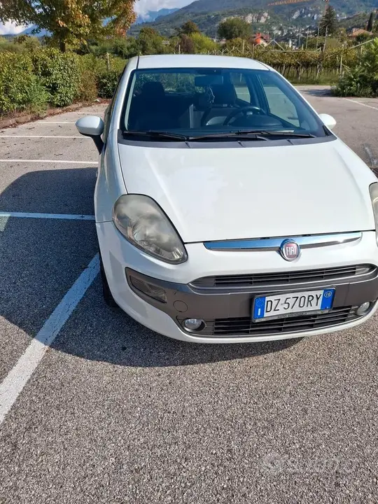 Fiat Punto 2010 photo 2
