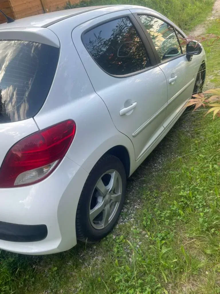 Peugeot 207 2011 photo 2