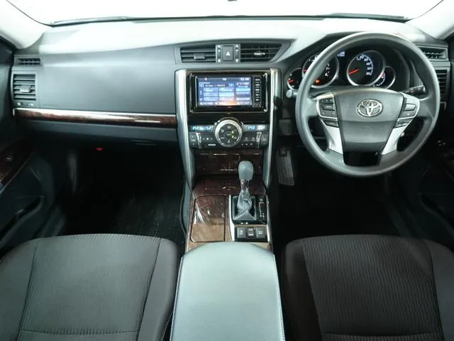 Toyota Mark X 2017 photo 2