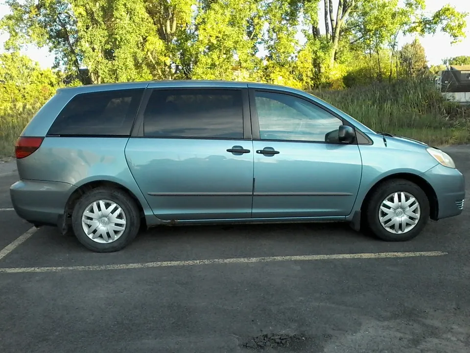 Toyota Sienna 2005 photo 2