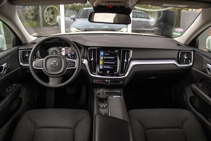 Volvo V60 2022 photo 3