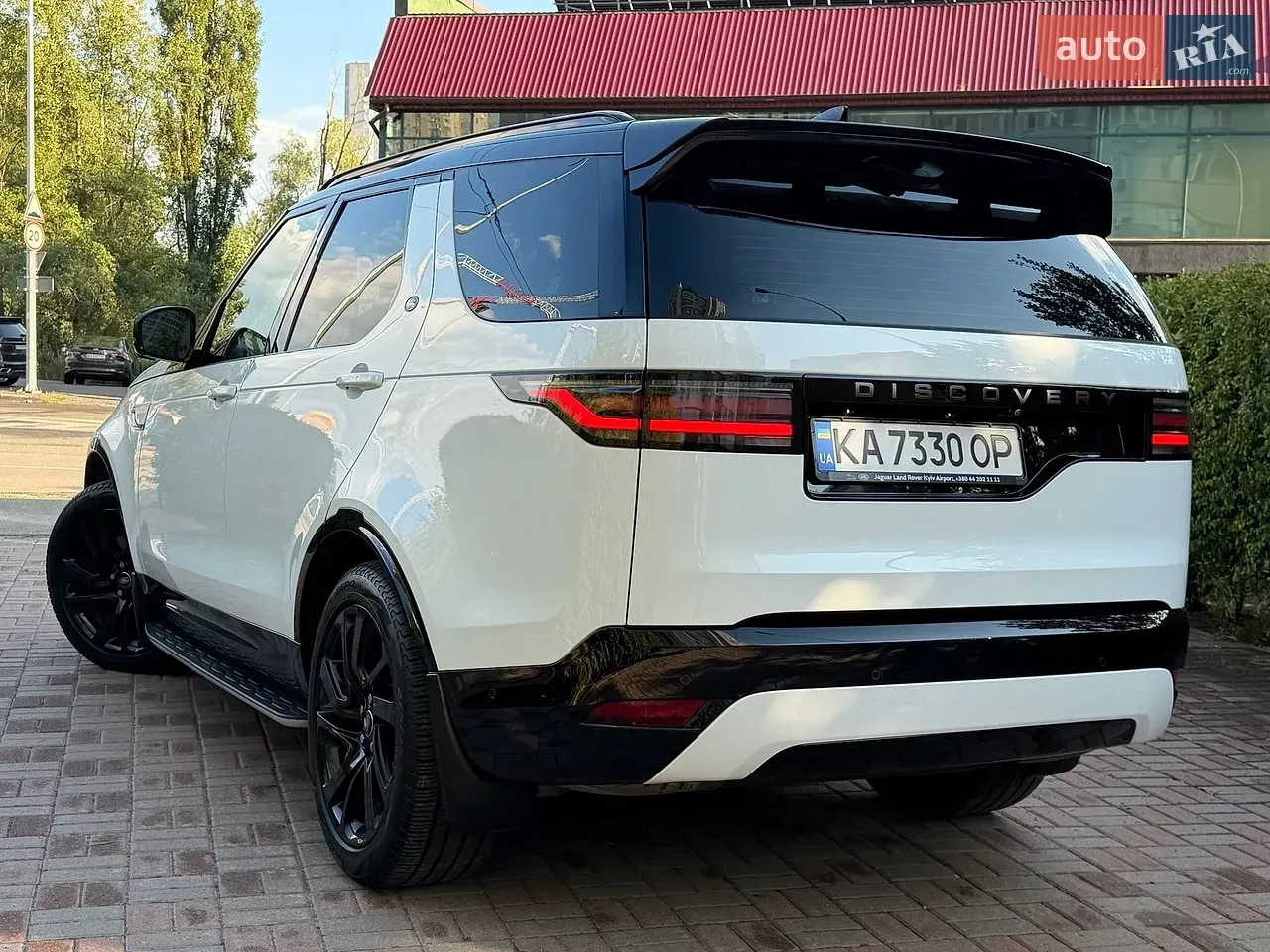Land Rover Discovery 2023 photo 2