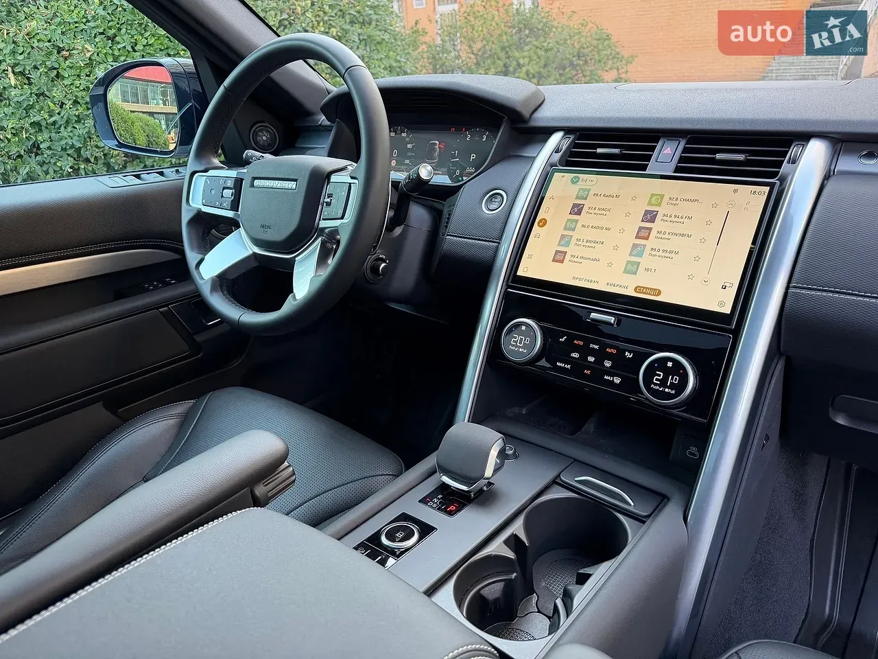 Land Rover Discovery 2023 photo 3