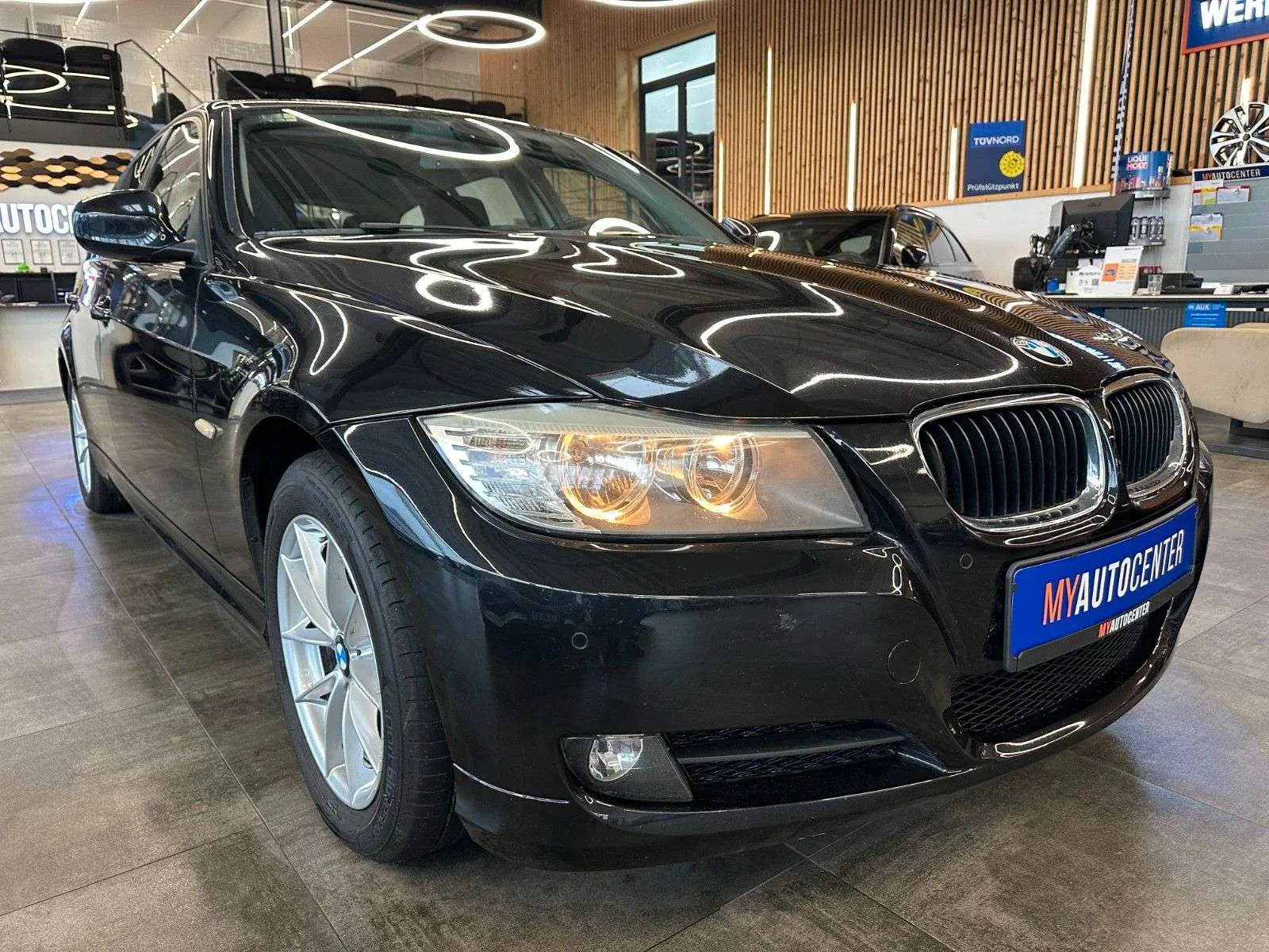 BMW 320 2011 photo 3