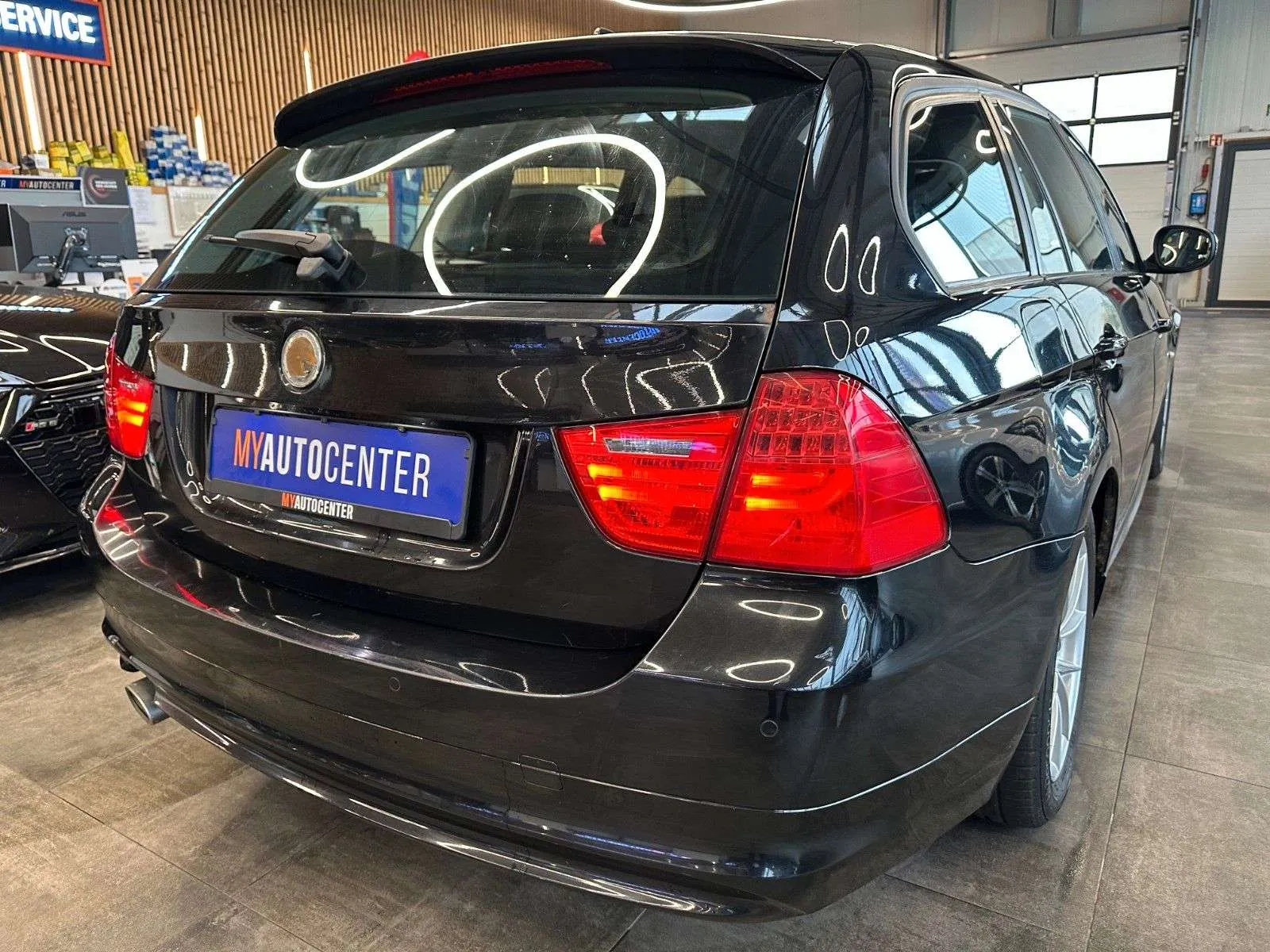 BMW 320 2011 photo 2