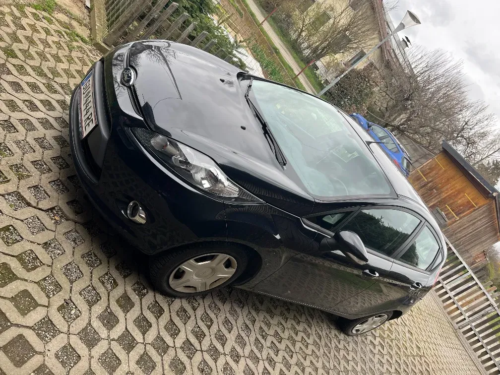 Ford Fiesta 2011 photo 2