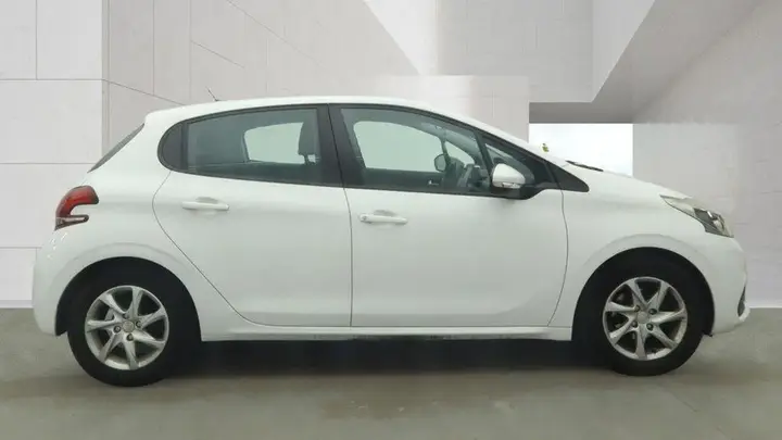 Peugeot 208 2016 photo 5