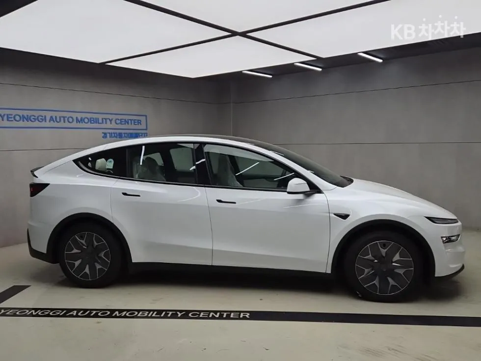 Tesla Model Y 2026 photo 2