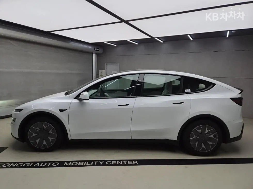 Tesla Model Y 2026 photo 4