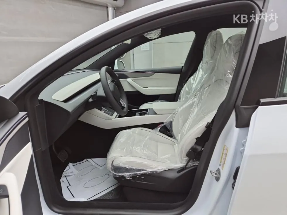 Tesla Model Y 2026 photo 5