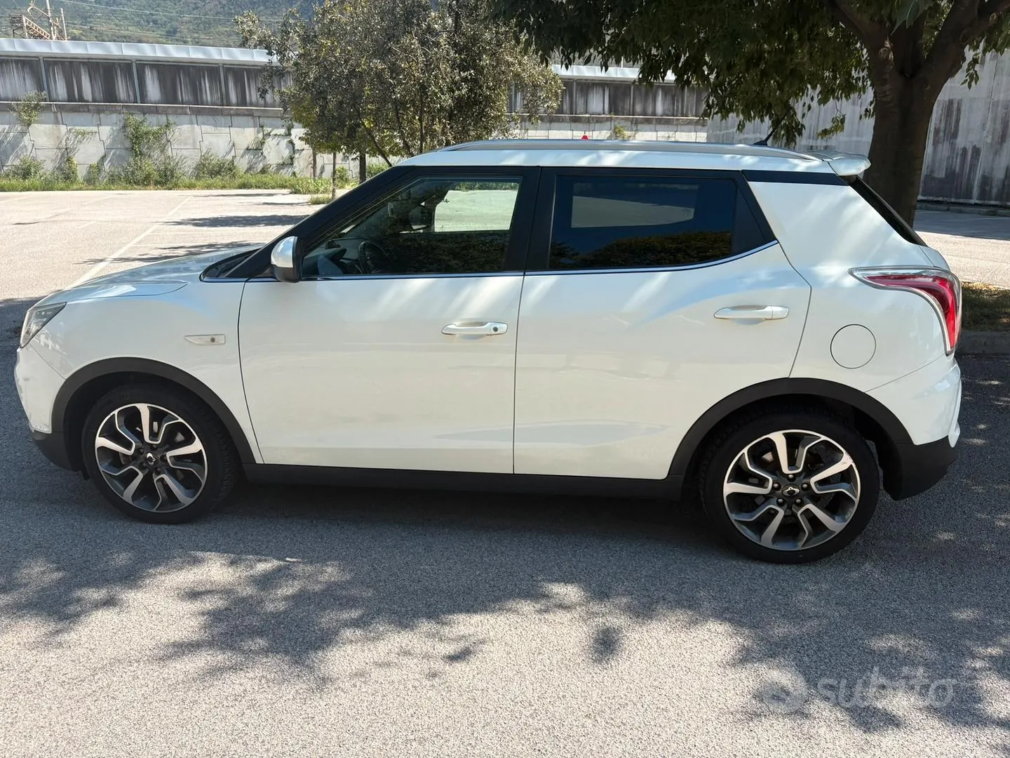 KG Mobility Tivoli 2015 photo 2