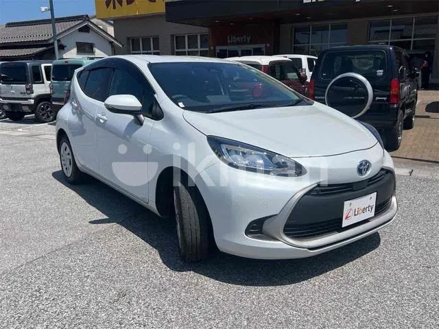 Toyota Aqua 2024 photo 3