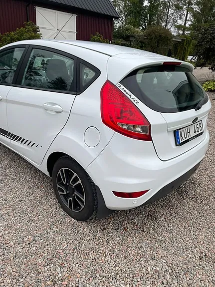Ford Fiesta 2010 photo 2