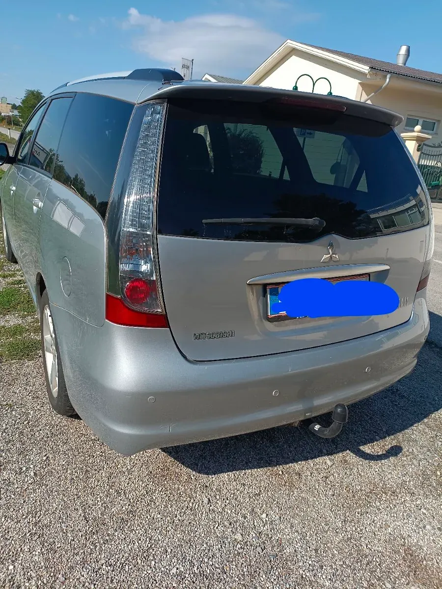 Mitsubishi Grandis 2010 photo 2