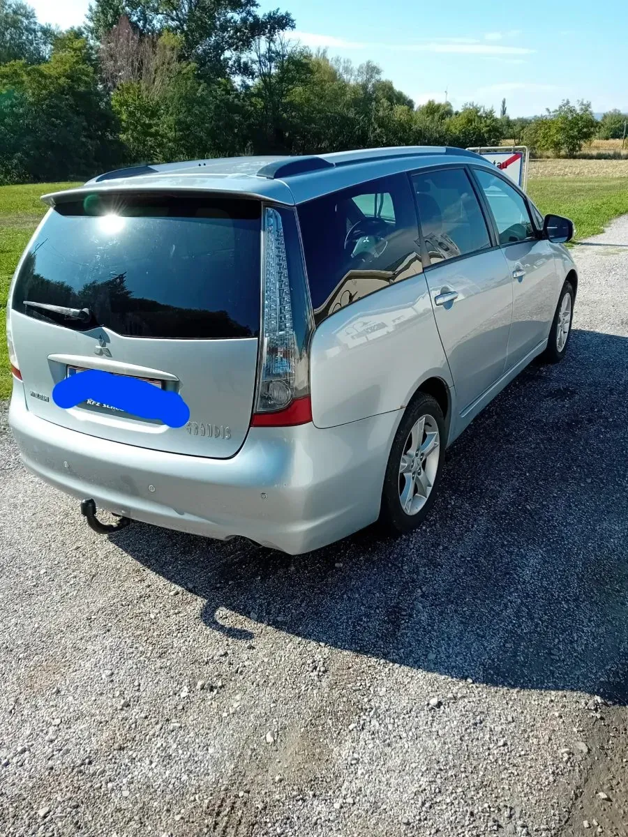Mitsubishi Grandis 2010 photo 3