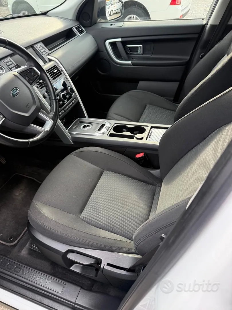 Land Rover Discovery Sport 2017 photo 3