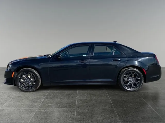 Chrysler 300 2022 photo 2