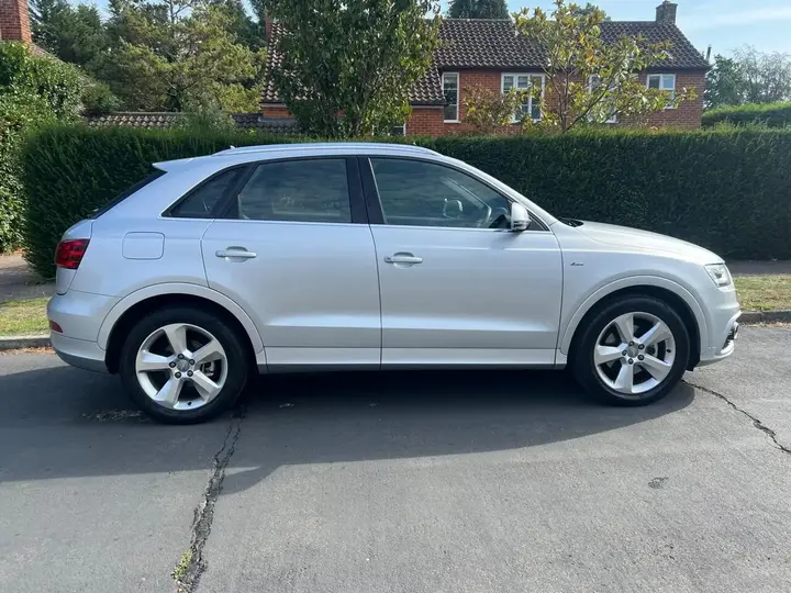 Audi Q3 2012 photo 2