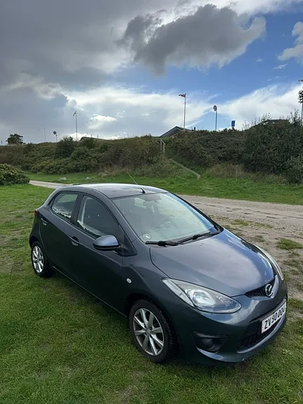 Mazda 2 2009 photo 2