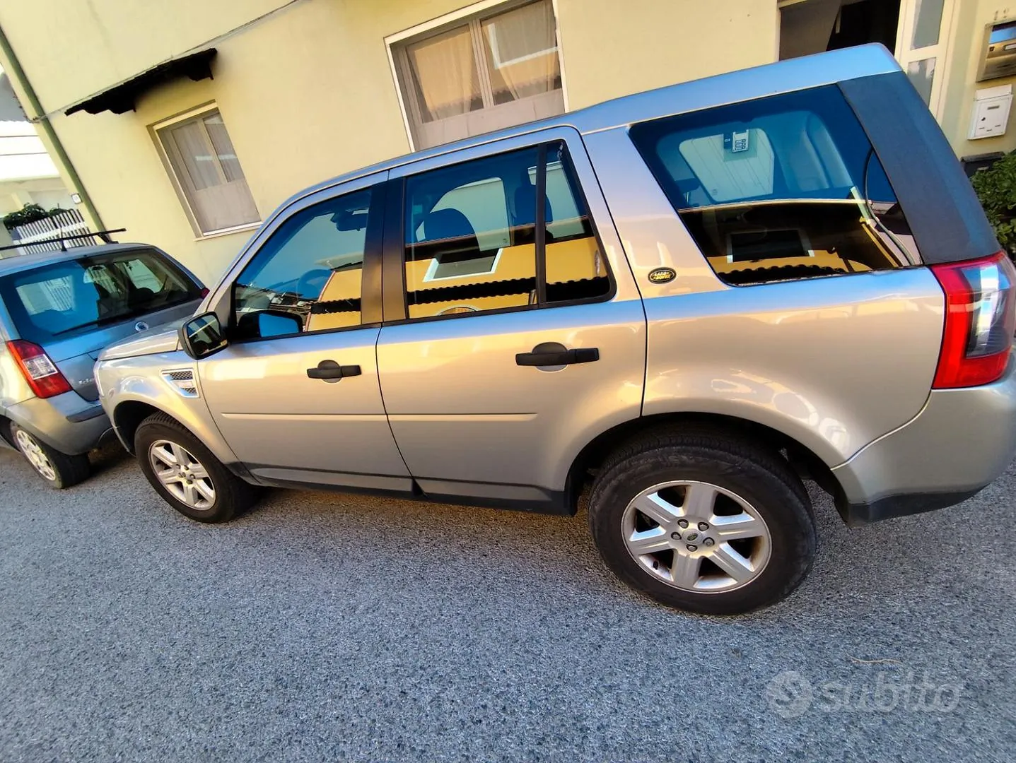 Land Rover Freelander 2010 photo 3