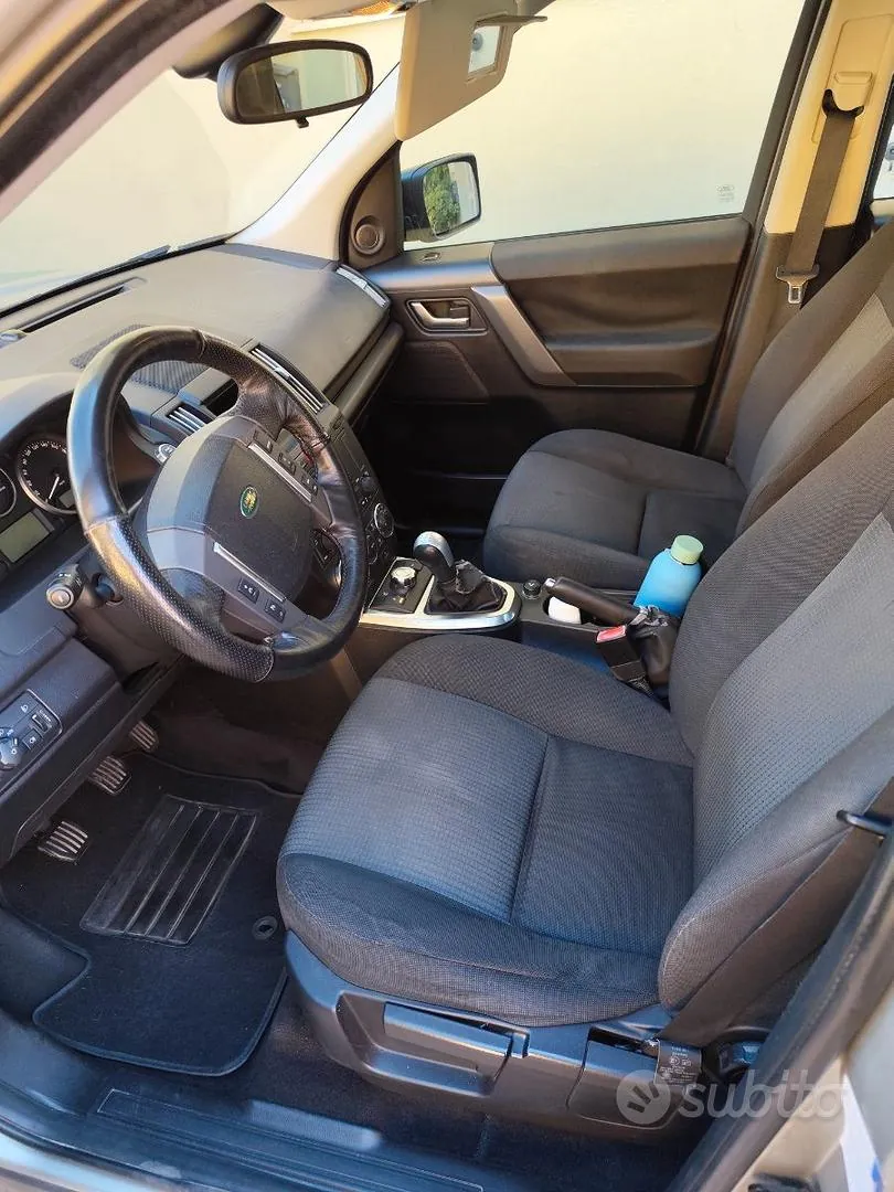 Land Rover Freelander 2010 photo 2