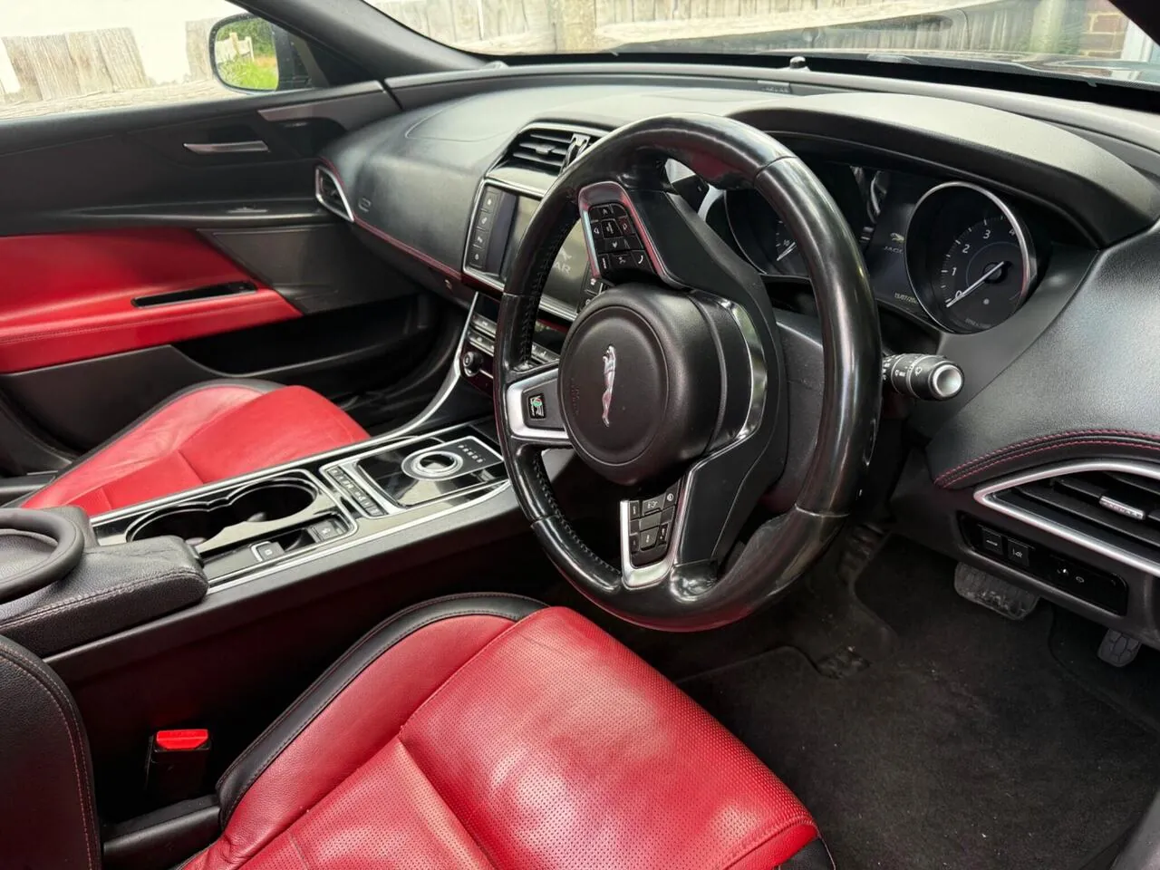 Jaguar Xe 2016 photo 3