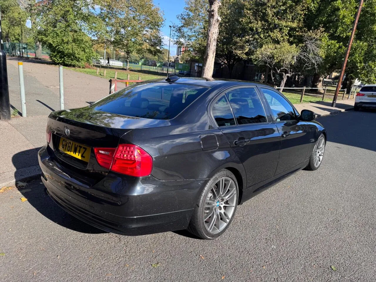 BMW 3 Series 2011 photo 2