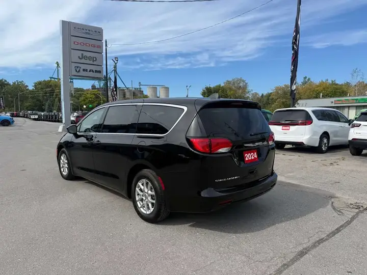 Chrysler Grand Caravan 2024 photo 3