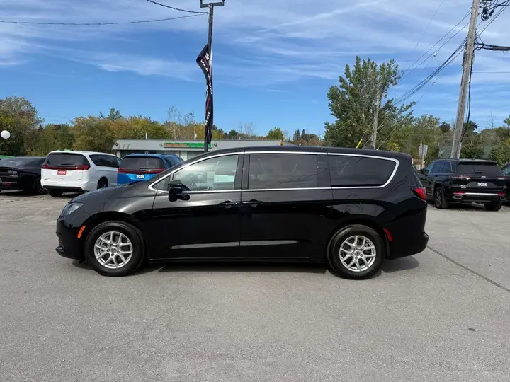Chrysler Grand Caravan 2024 photo 2