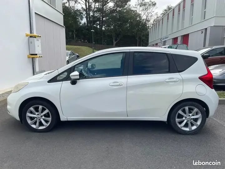 Nissan Note 2015 photo 2