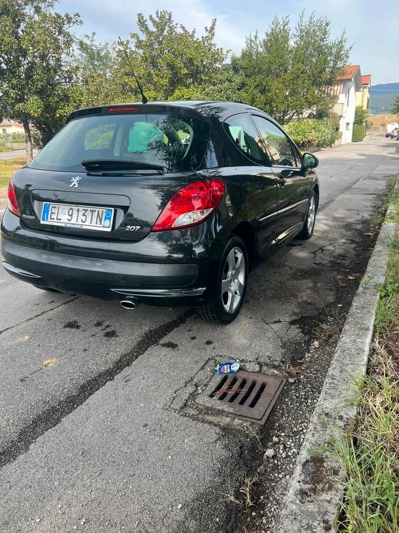 Peugeot 207 2012 photo 2