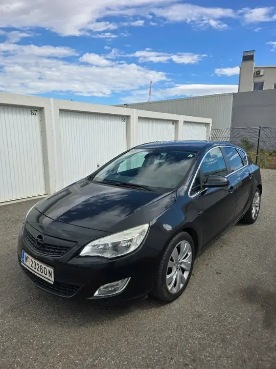 Opel Astra 2010 photo 2