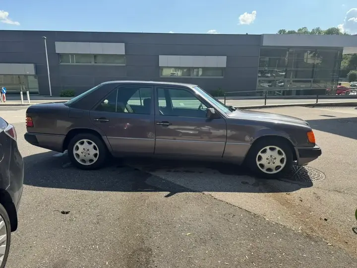 Mercedes-Benz E-Class 1993 photo 2