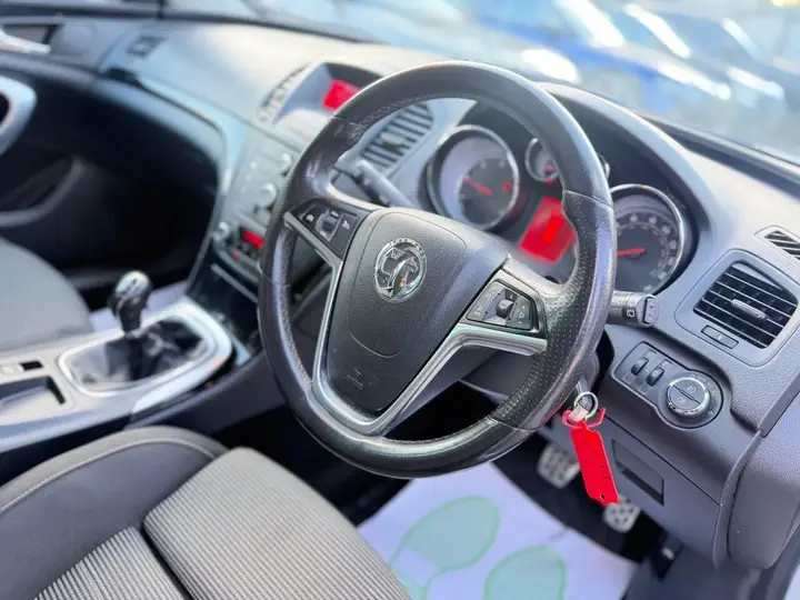 Vauxhall Insignia 2012 photo 3