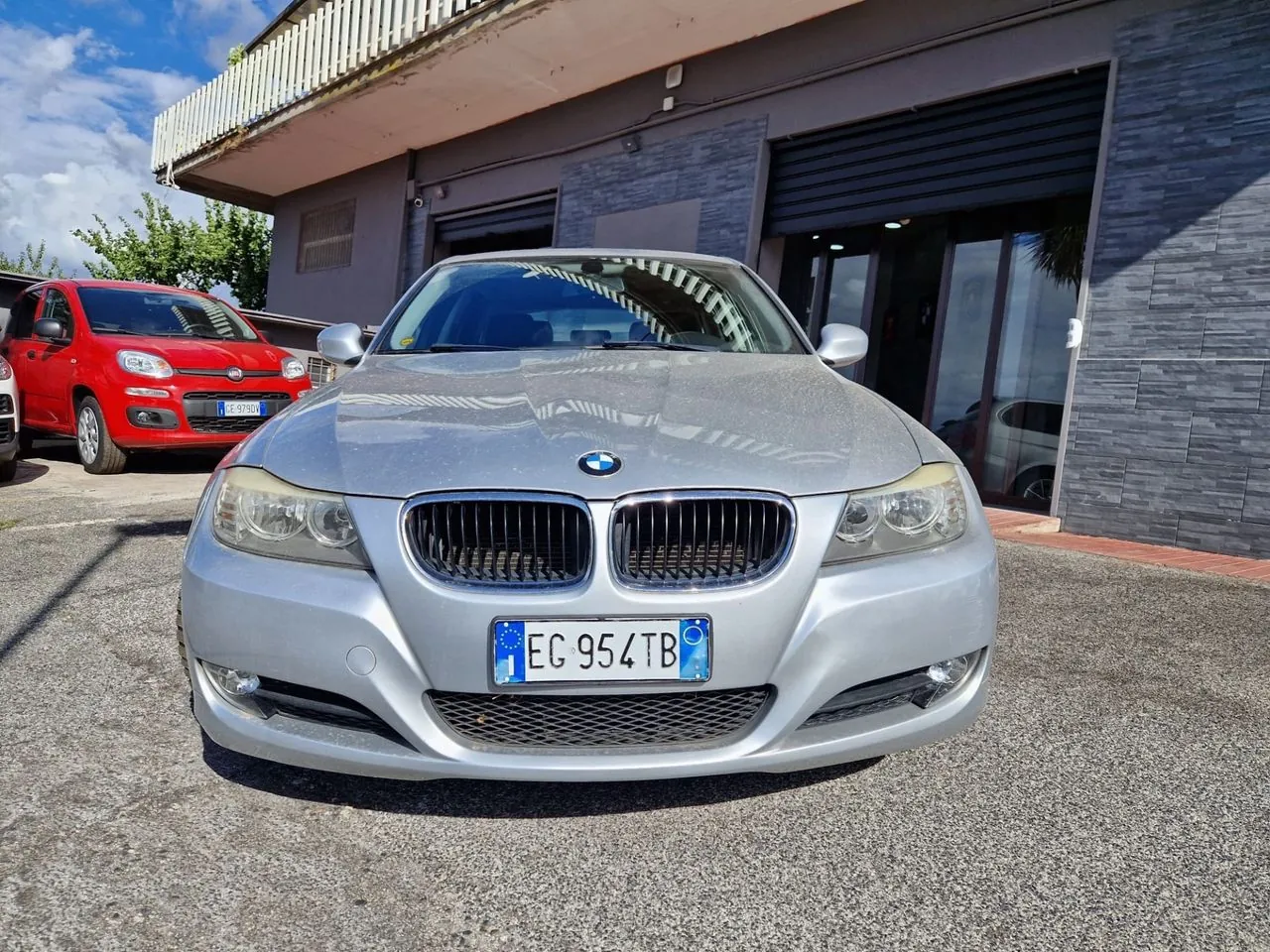 BMW 3 Series 2011 photo 2