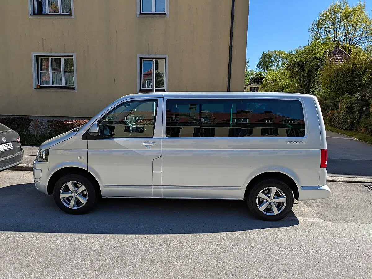 Volkswagen Multivan 2012 photo 2