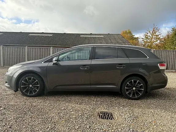 Toyota Avensis 2011 photo 3