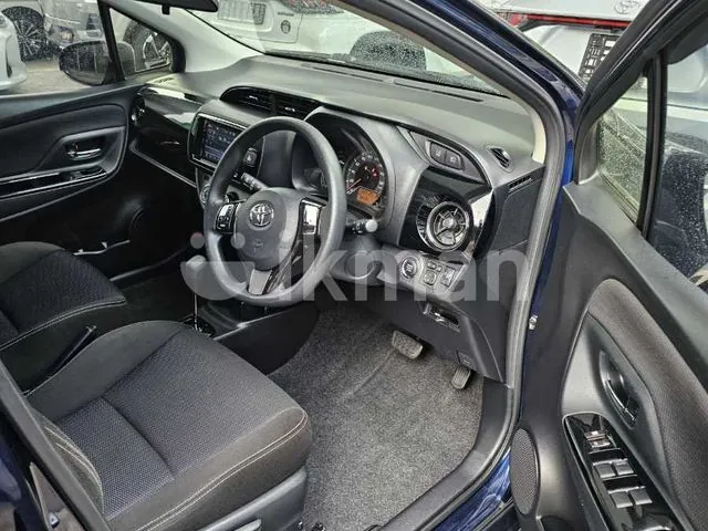 Toyota Vitz 2018 photo 4