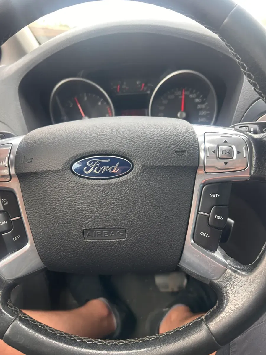 Ford Galaxy 2010 photo 2