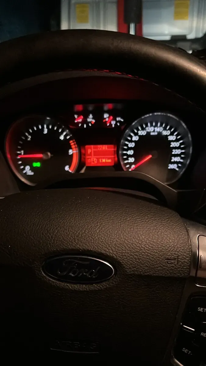Ford Galaxy 2010 photo 3