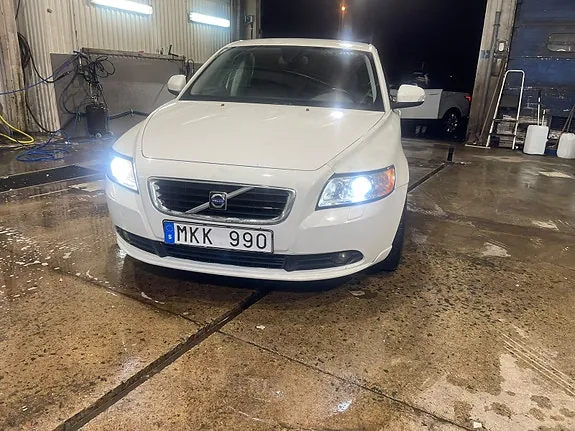 Volvo S40 2010 photo 2