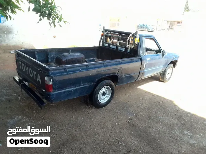 Toyota Hilux 1988 photo 2