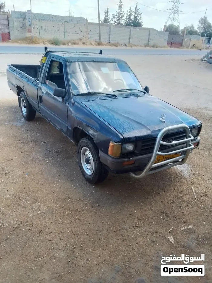 Toyota Hilux 1988 photo 3