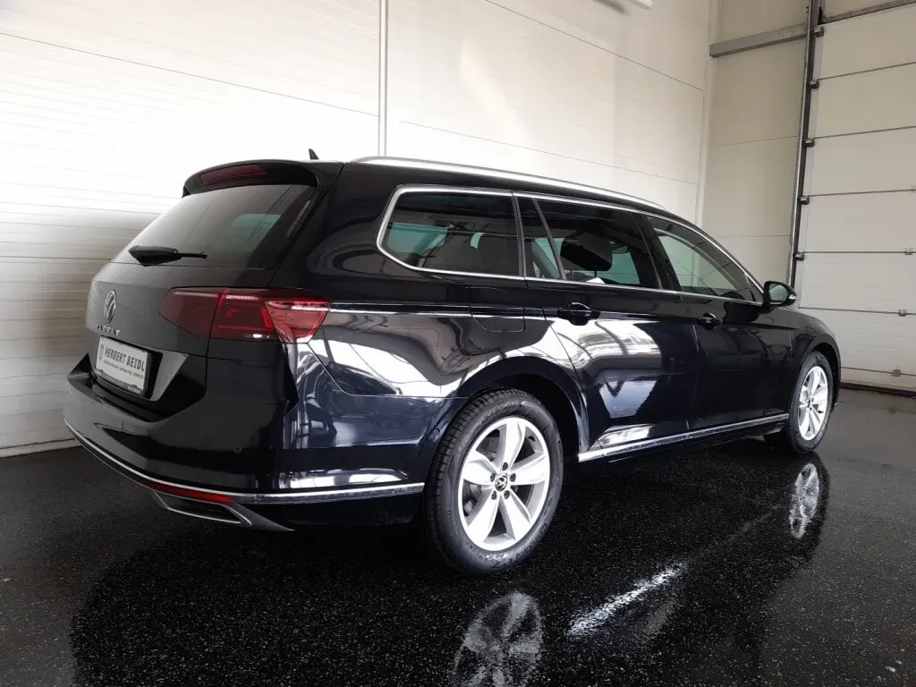 Volkswagen Passat 2023 photo 2