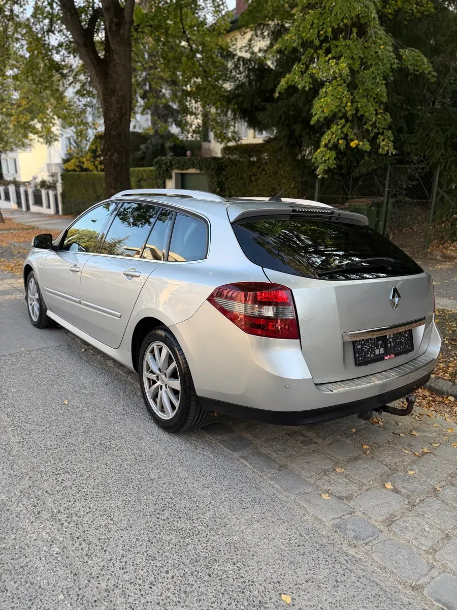 Renault Laguna 2011 photo 3