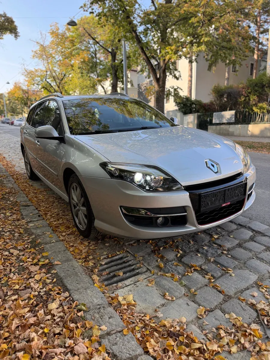 Renault Laguna 2011 photo 2