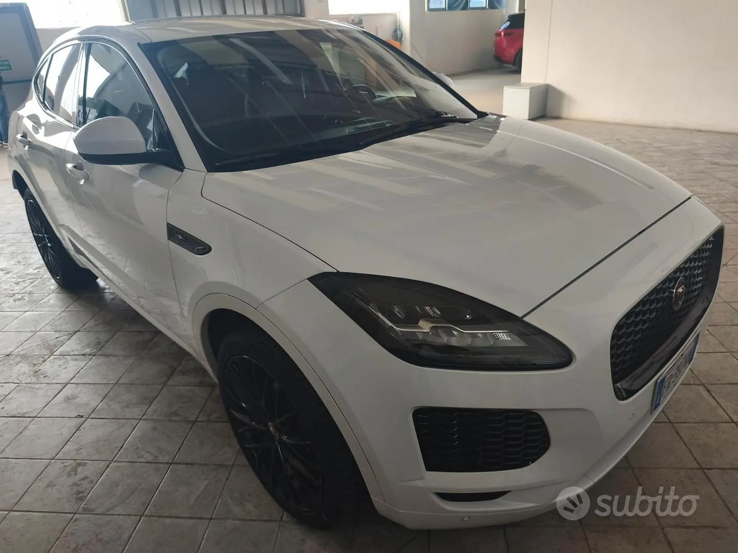 Jaguar E-Pace 2018 photo 2