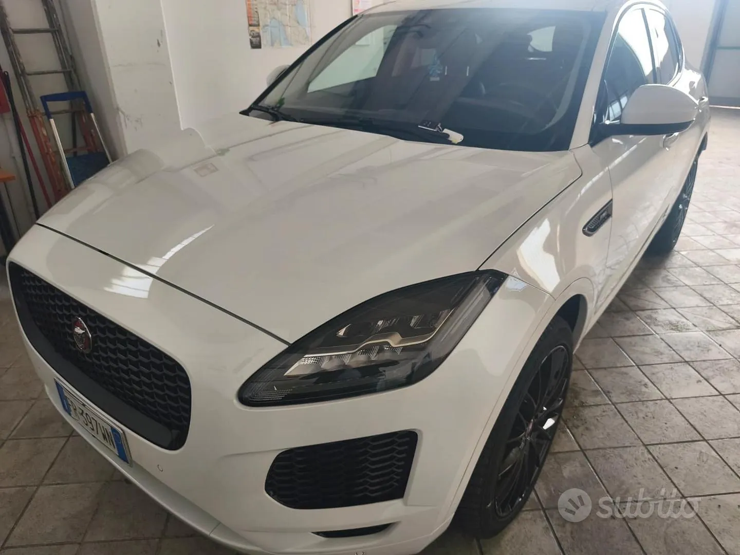 Jaguar E-Pace 2018 photo 4