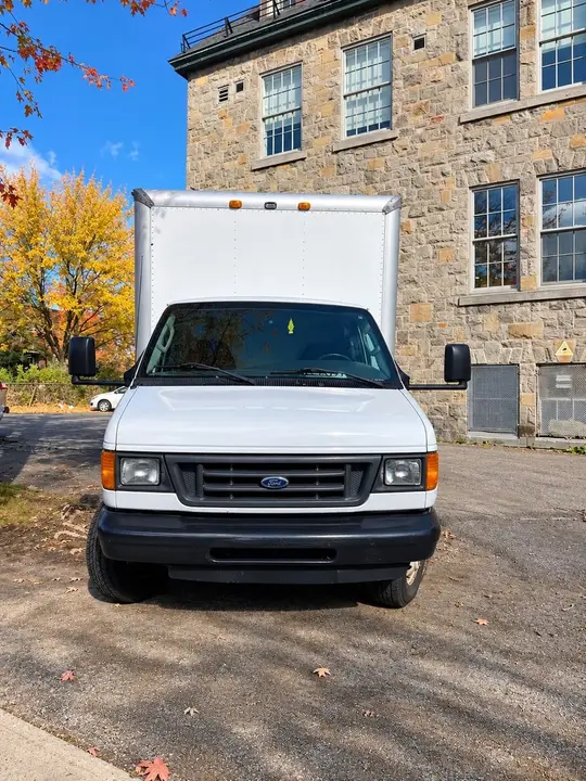 Ford E-350 2004 photo 2