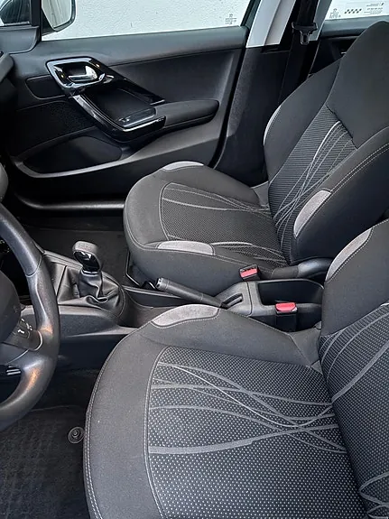 Peugeot 208 2012 photo 5